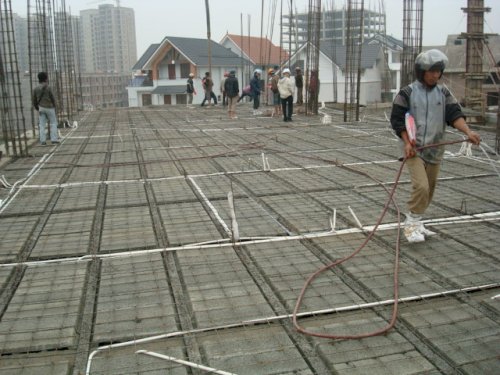 Đổ sàn bằng bê tông nhẹ – Giải pháp hiện đại cho công trình bền vững